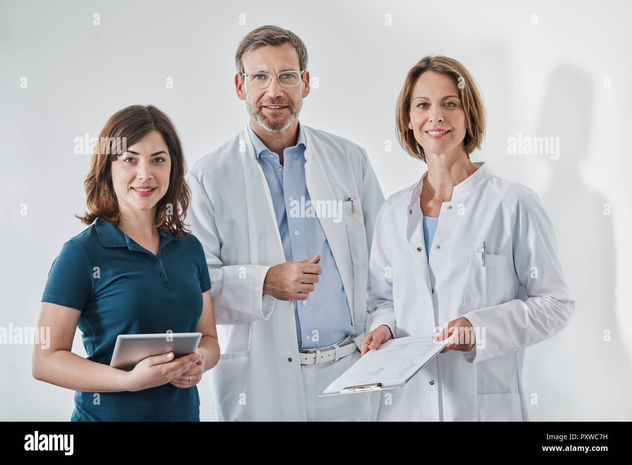 Les médecins et le secrétariat médical avec tablet Banque D'Images
