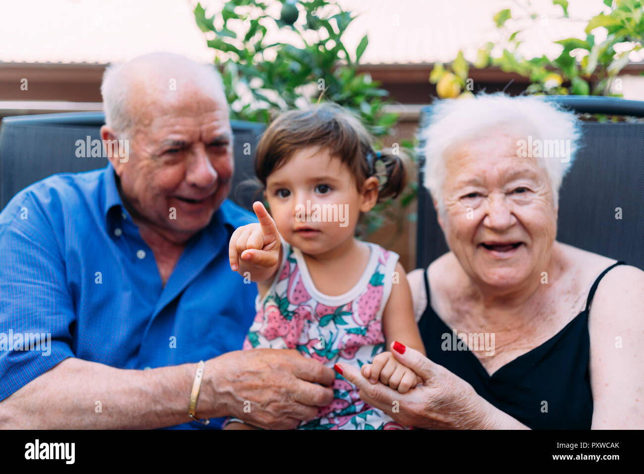 Les grands-parents et petite-fille de passer du temps ensemble sur la terrasse Banque D'Images