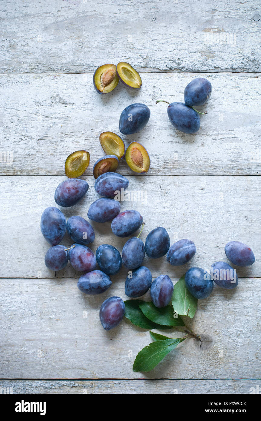 Meubles et bois blanc sur les prunes entières Banque D'Images