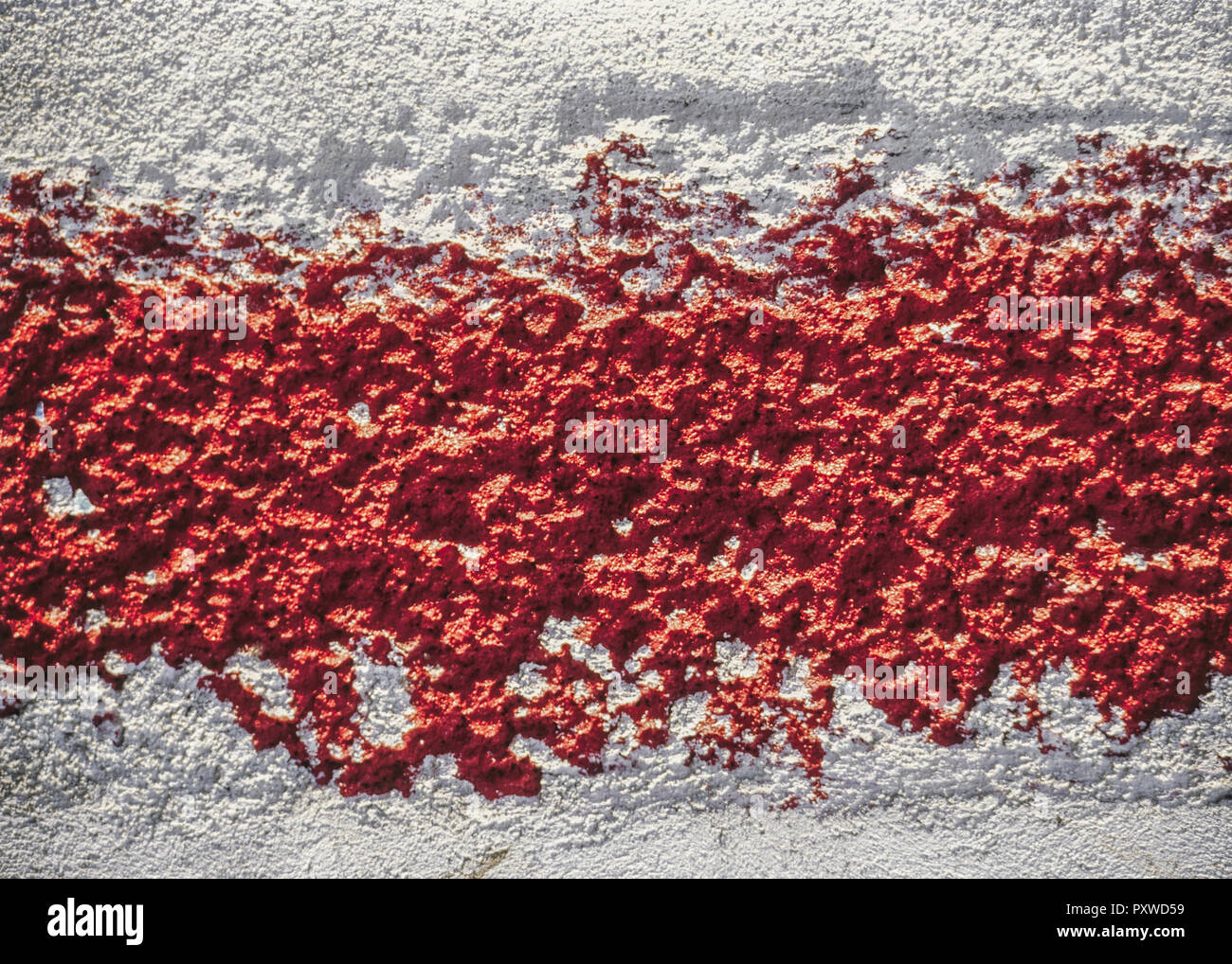 Roter Farbstreifen Wandputz auf weissem Banque D'Images