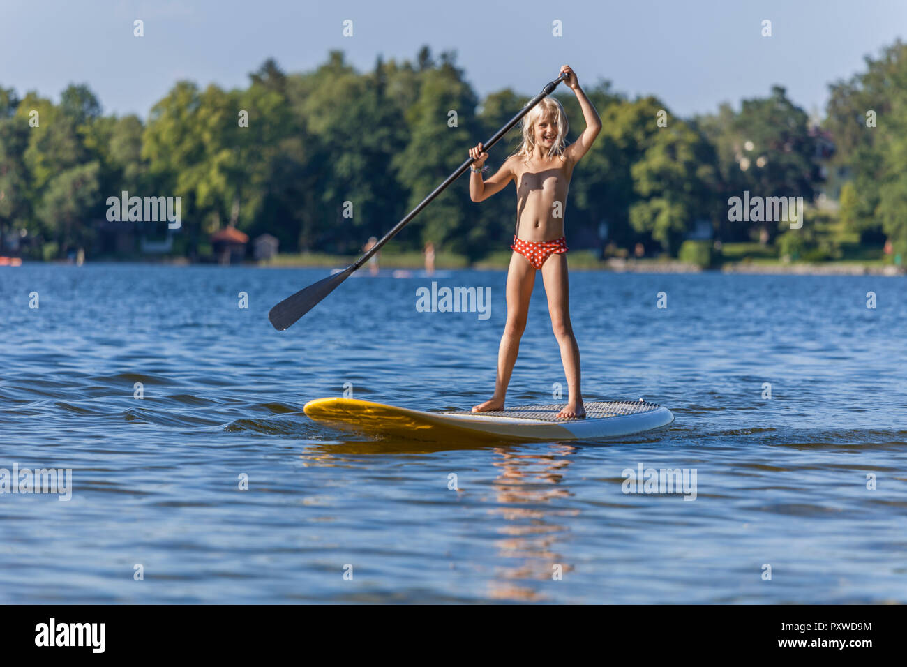 Jeune fille en Stand Up Paddle Surf Banque D'Images