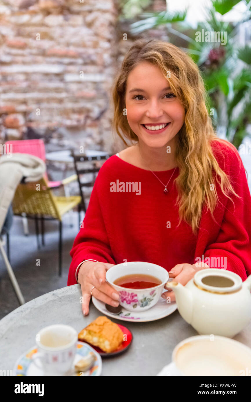 Portrait de jeune femme avec du thé tasse à café de la chaussée Banque D'Images