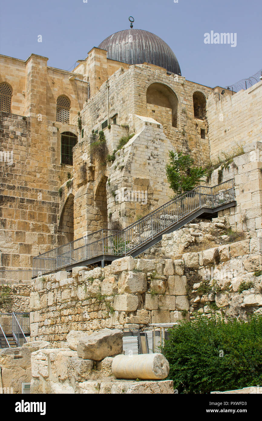 Le dôme de la mosquée Al Aqsa sur le mont Temple à Jérusalem avec une partie du mur sud du Mont du Temple antique Banque D'Images