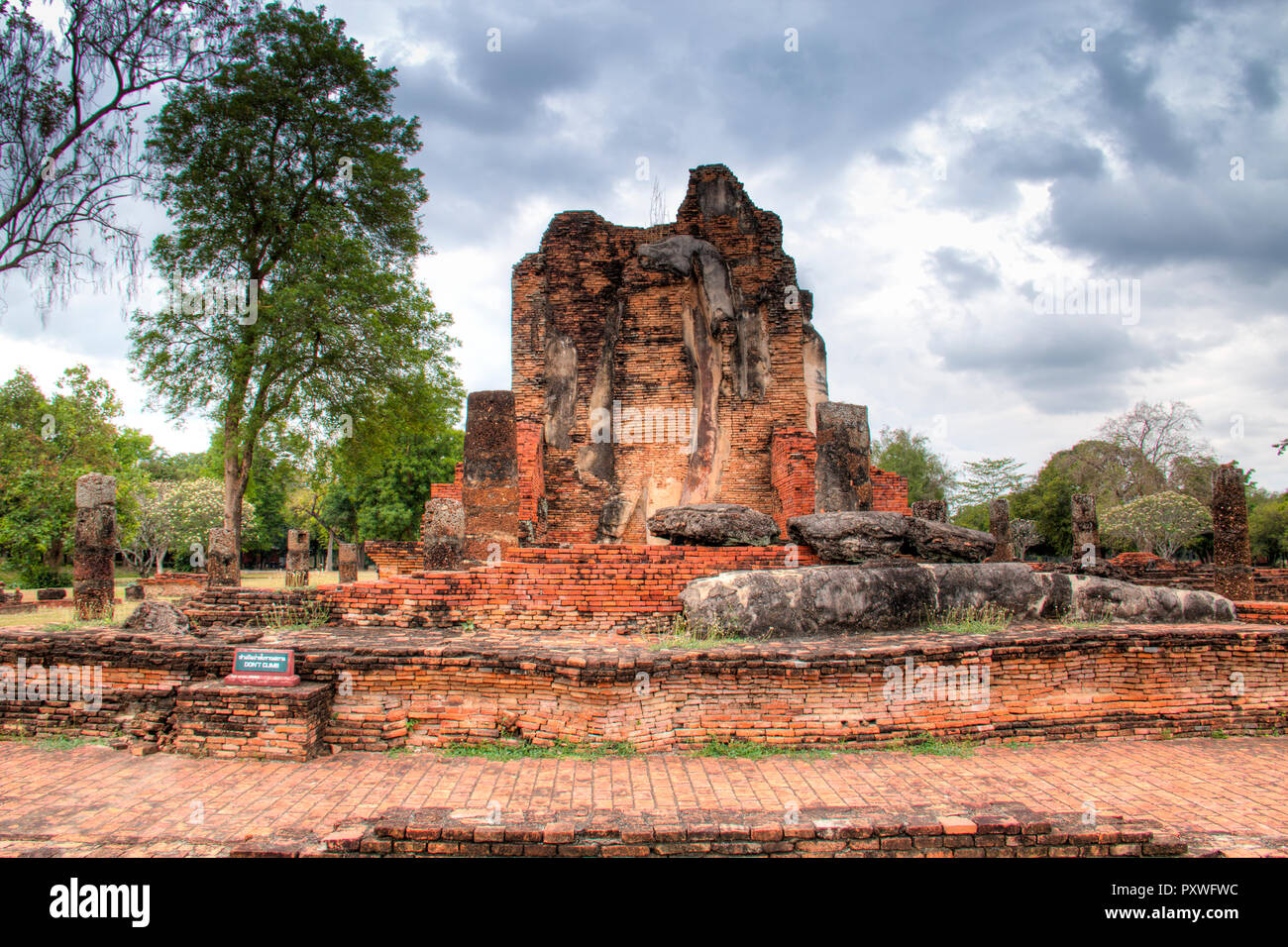 Le parc historique de Sukhothai est l'un des plus célèbres sites touristiques de la Thaïlande centrale Banque D'Images