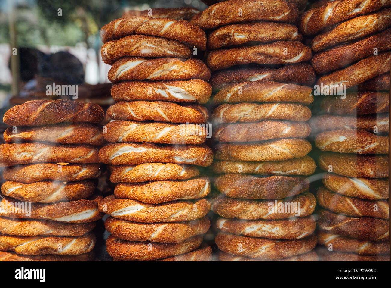 Des piles de pain simit à un blocage de rue à Istanbul, Turquie Banque D'Images