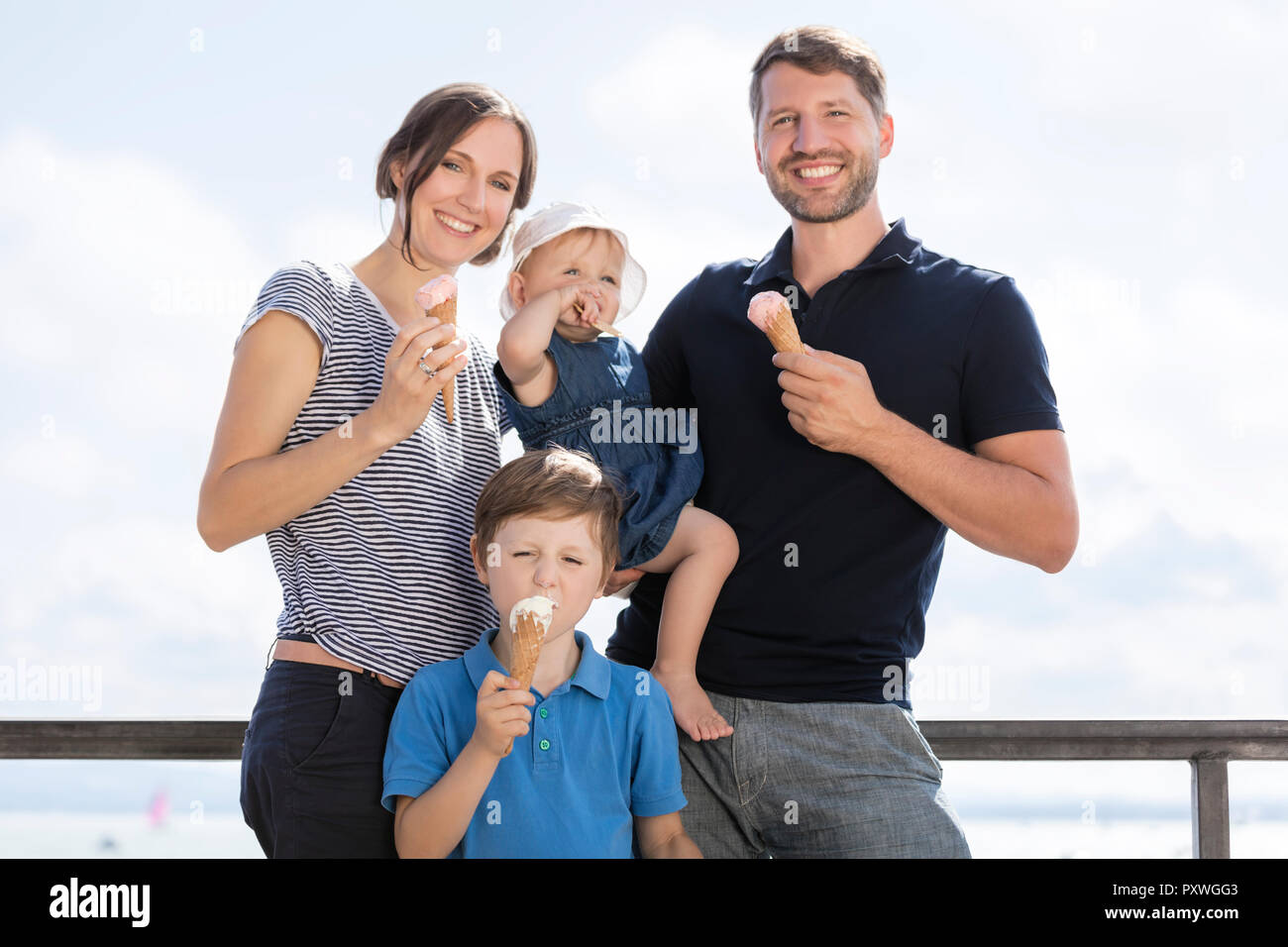 Famille heureuse avec deux enfants eating ice cream Banque D'Images