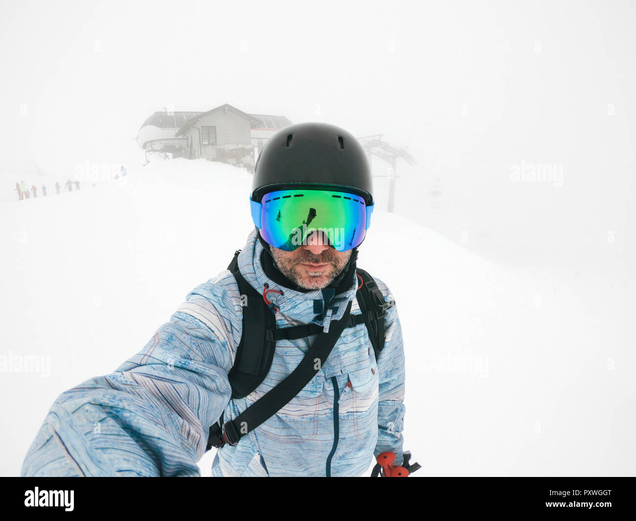 L'Italie, Modena, Cimone, portrait d'un homme portant des lunettes de ski et le casque dans la brume sèche Banque D'Images