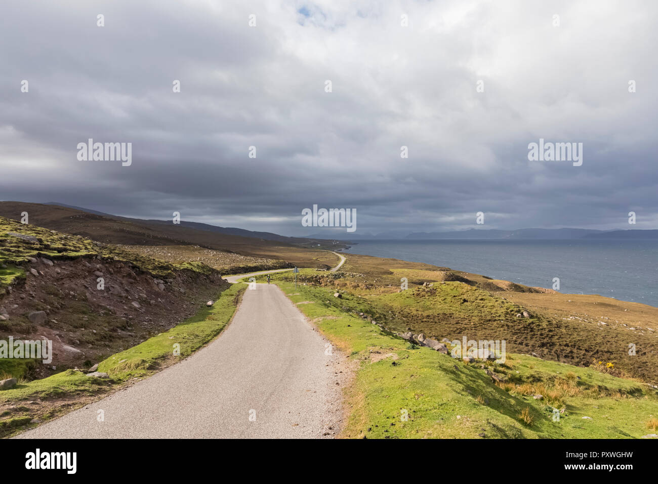 Royaume-uni, Ecosse, route solitaire à Loch Torridon Banque D'Images