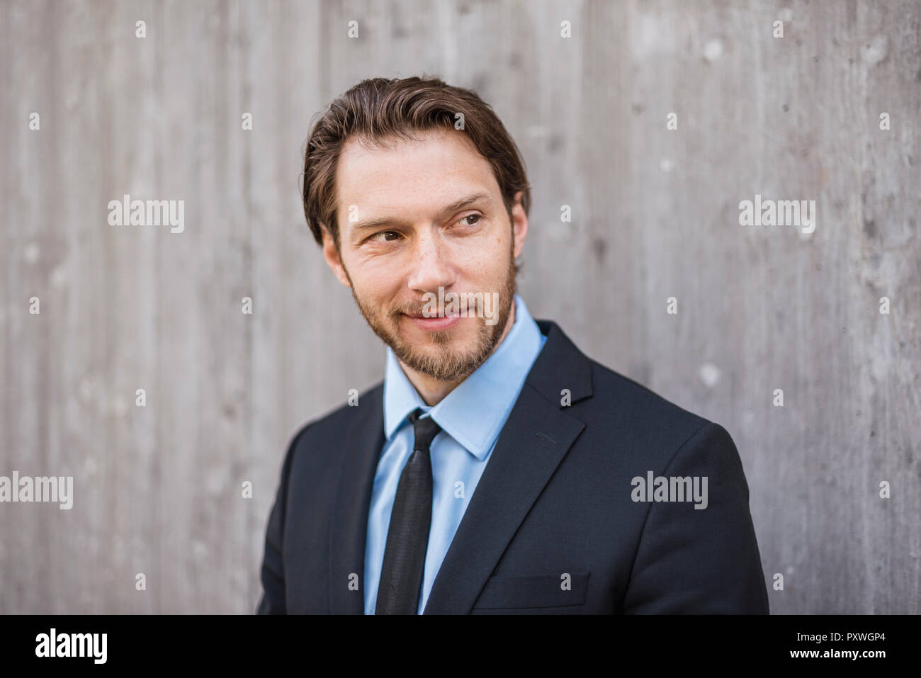 Portrait of businessman au mur de béton Banque D'Images