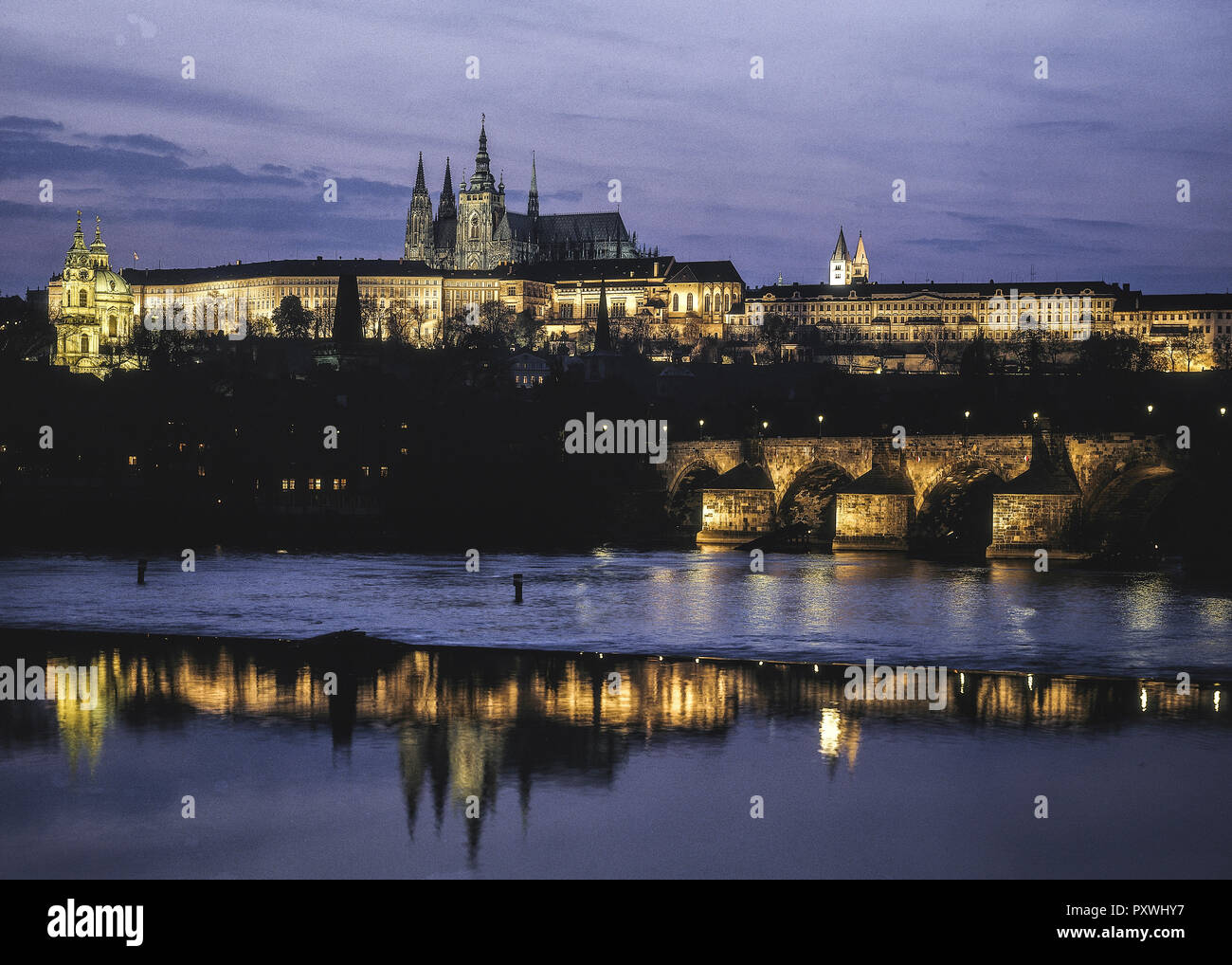 Prag, Altstadt mit und Hradschin, Karlsbruecke nachts, Tschechische Republik Banque D'Images