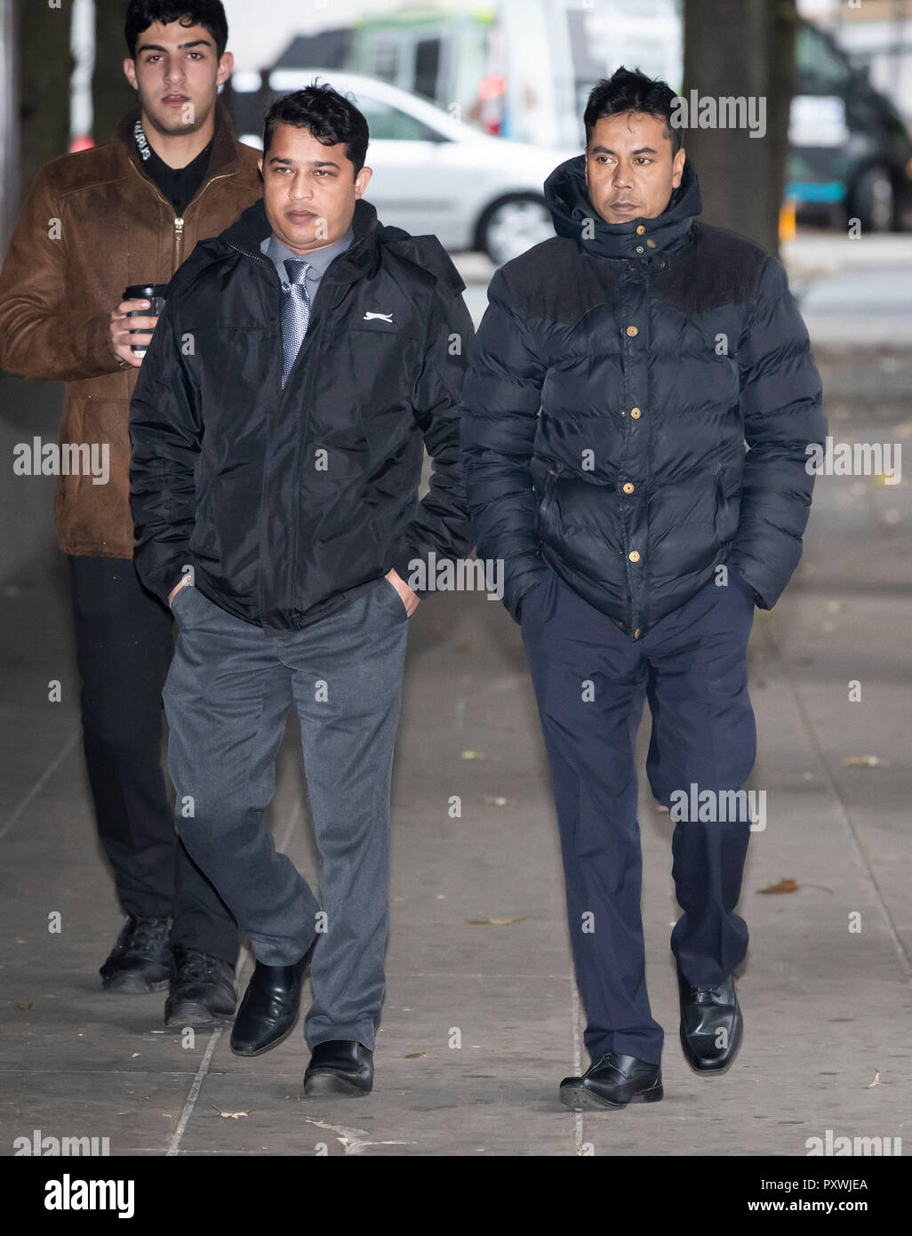 Harun Rashid (gauche), 38 ans, et Mohammed Kuddus (à droite), 40 ans, arrivent à la Manchester Crown Court, où ils nient l'homicide involontaire coupable de 15 ans, Megan Lee qui a eu une réaction allergique à un repas à emporter ont acheté du Royal Spice dans Oswaldtwistle à emporter. Banque D'Images