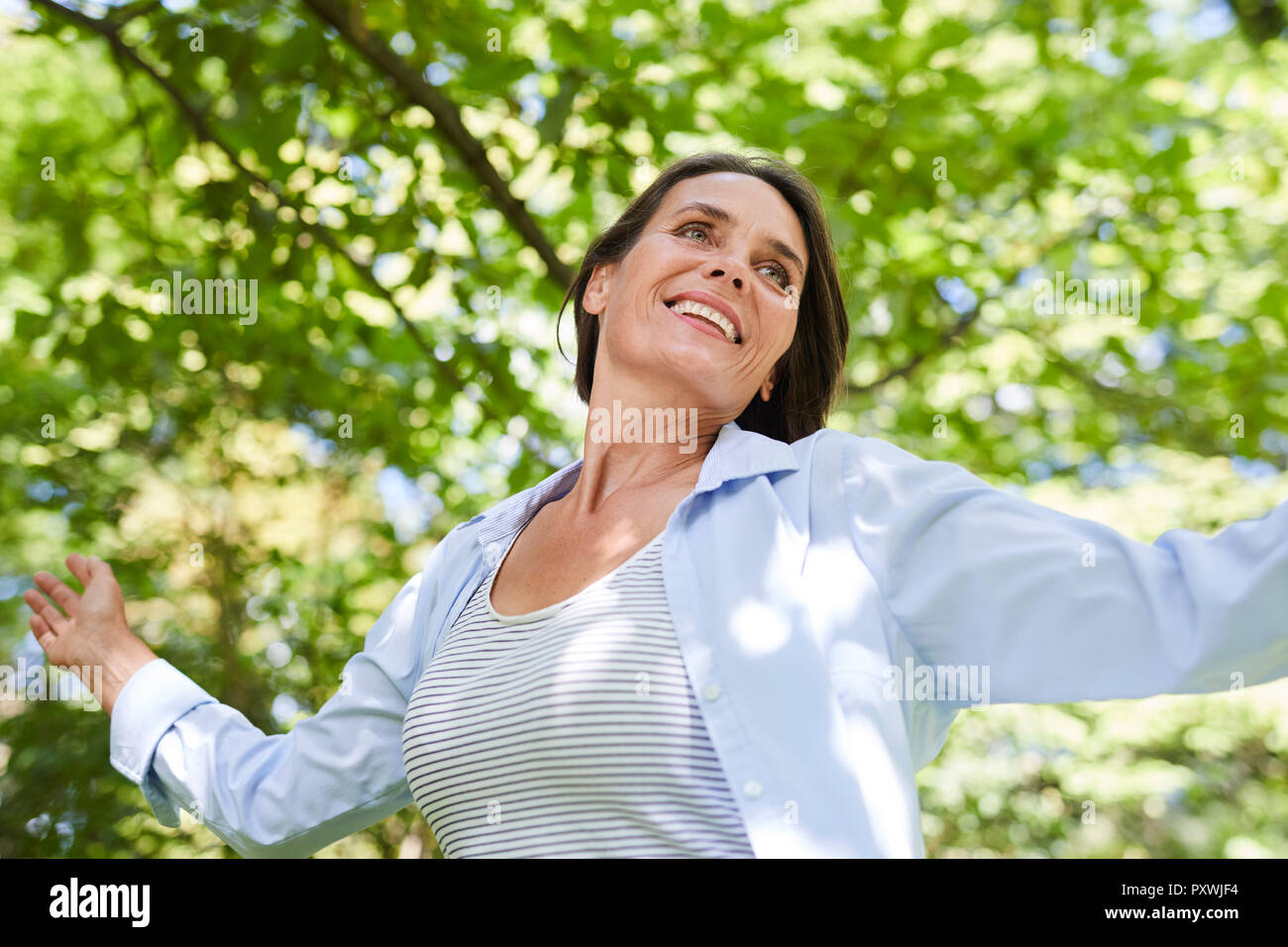 Portrait de femme mature détendue dans la nature danse Banque D'Images