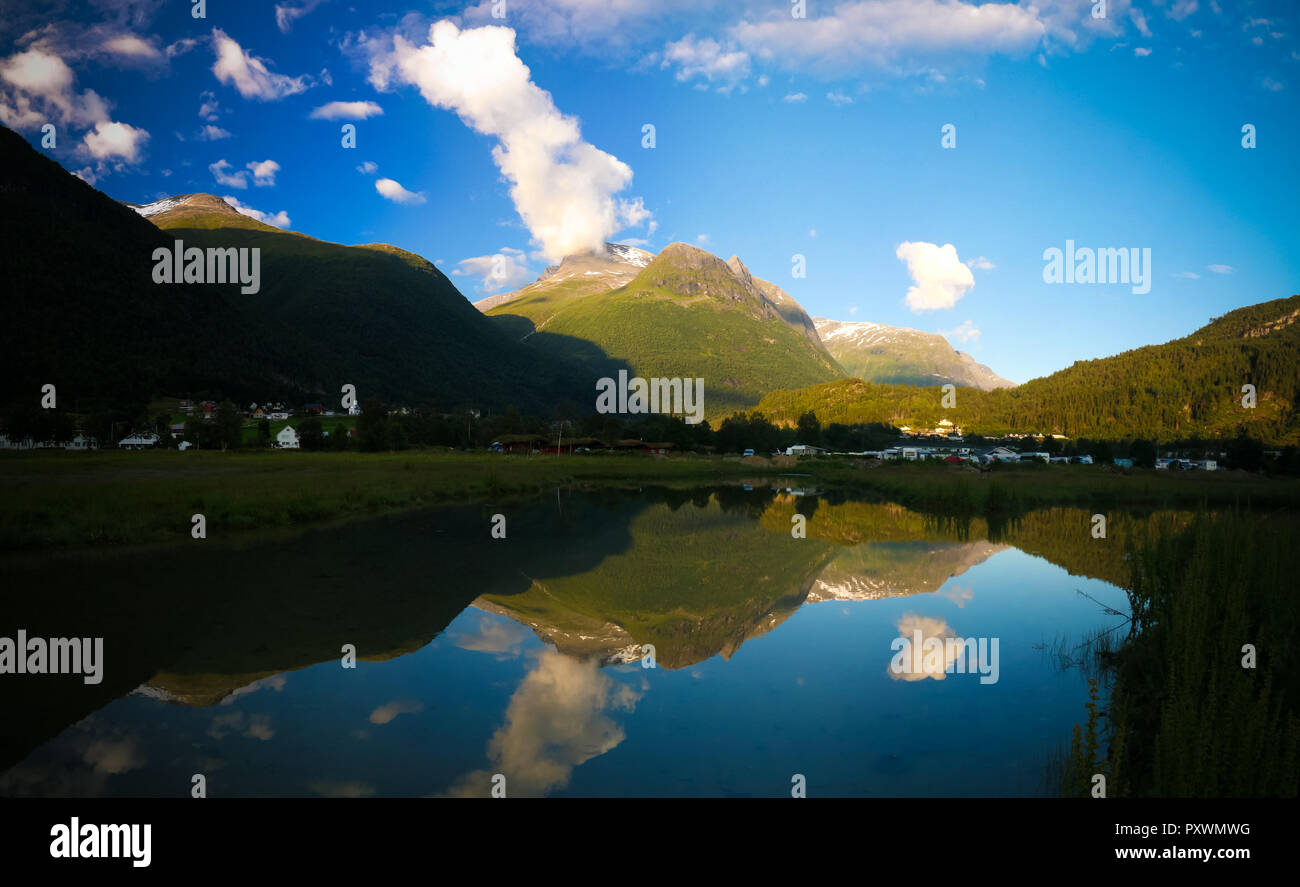 Coucher de soleil sur Innvikfjorden et Loen village à Stryn, Norvège Banque D'Images