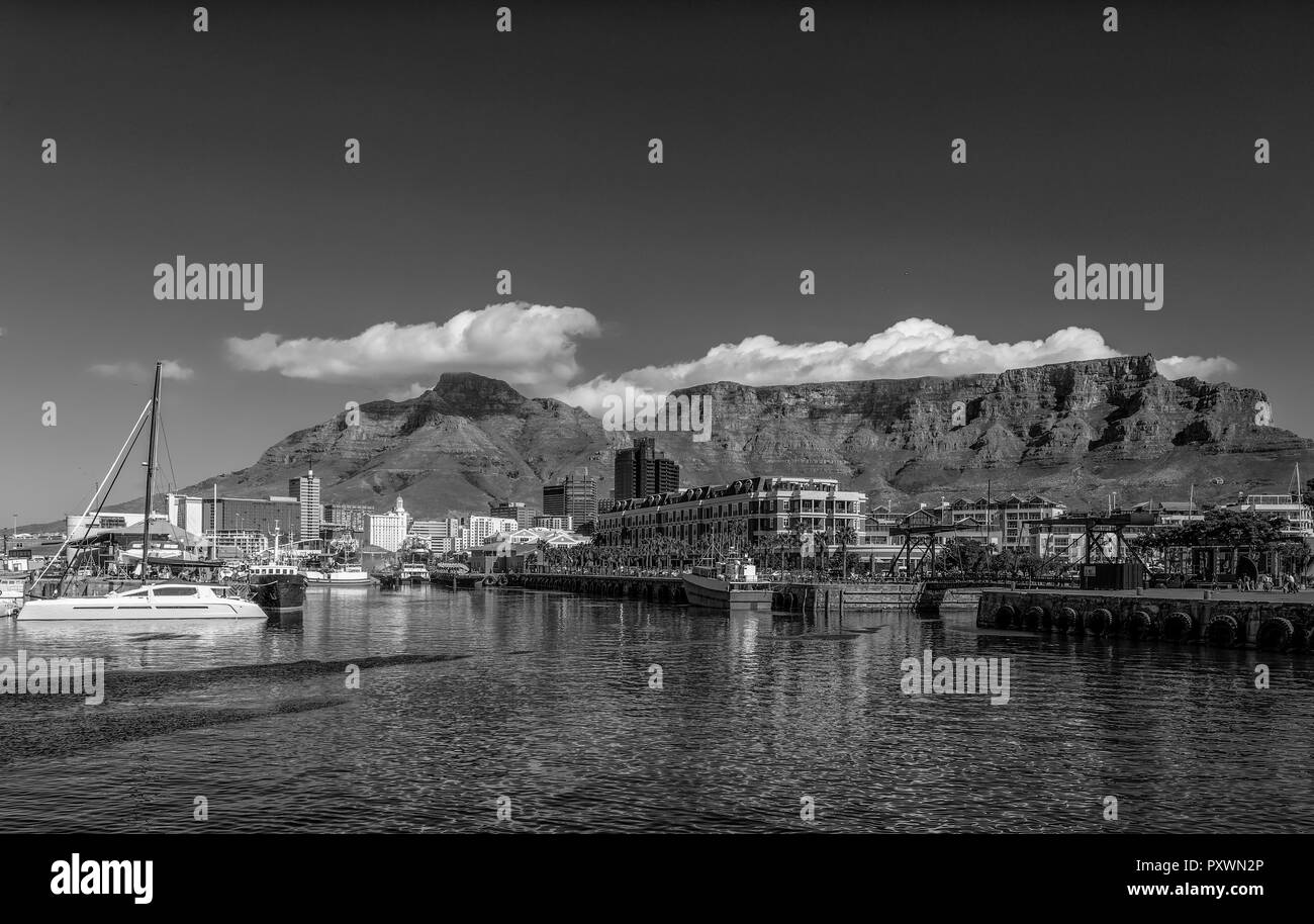 Noir et blanc monochrome paysage ville et vue panoramique sur la Table Mountain, Cape Town, Afrique du Sud, vu de V&A Waterfront avec bateaux Banque D'Images