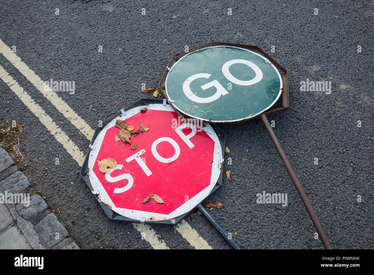 Les panneaux de signalisation stop-Go sont jetés sur une route au Royaume-Uni Banque D'Images