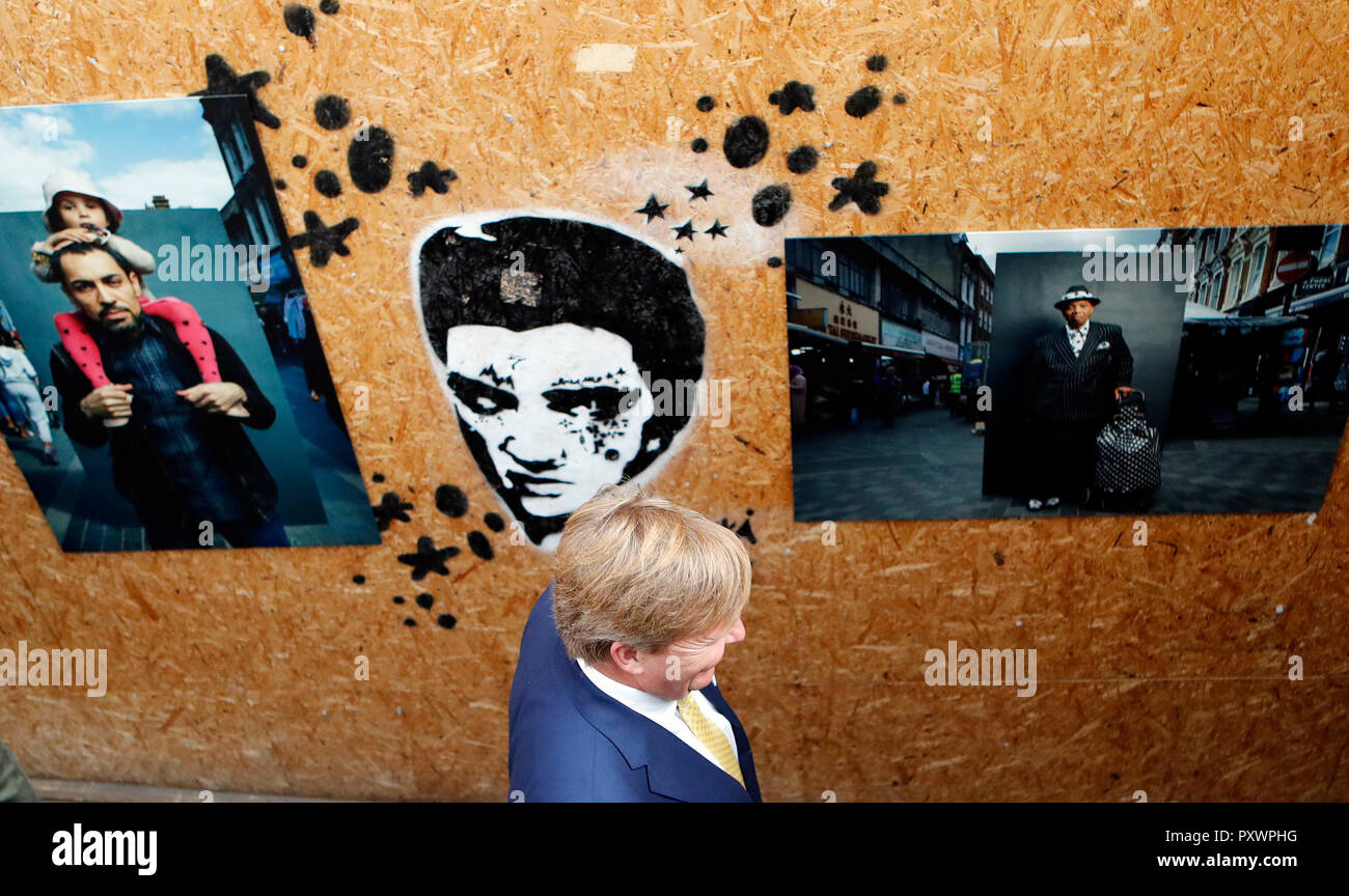 Le roi Willem-Alexander des Pays-Bas, passe devant une photo lors d'une visite de l'exposition de la Pop Brixton à Londres dans le cadre de sa visite d'État du Royaume-Uni. Banque D'Images