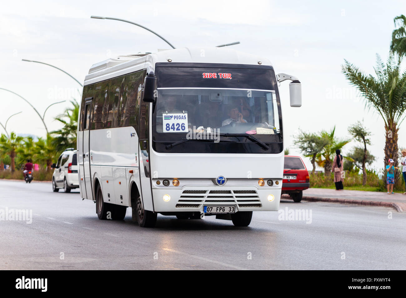 Antalya / Turquie - 29 septembre 2018 : blanc de bus bus turc société conditionne dans une rue à Alanya Banque D'Images