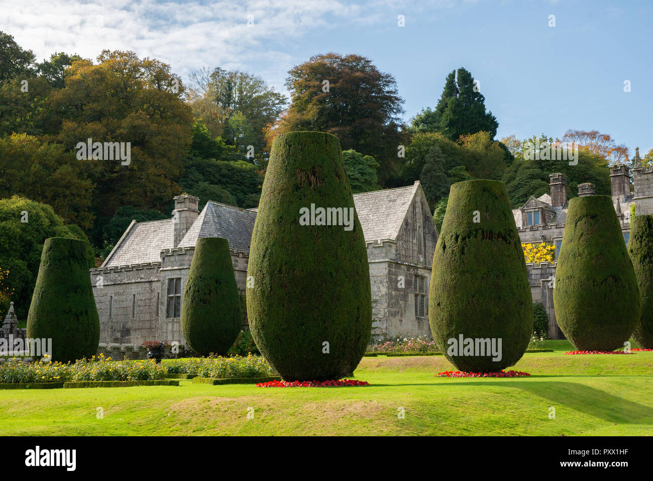 National Trust impressionnants bâtiments, Lanhydrock House, jardins et parc immobilier au soleil d'automne admiré en visitant les gens. Banque D'Images