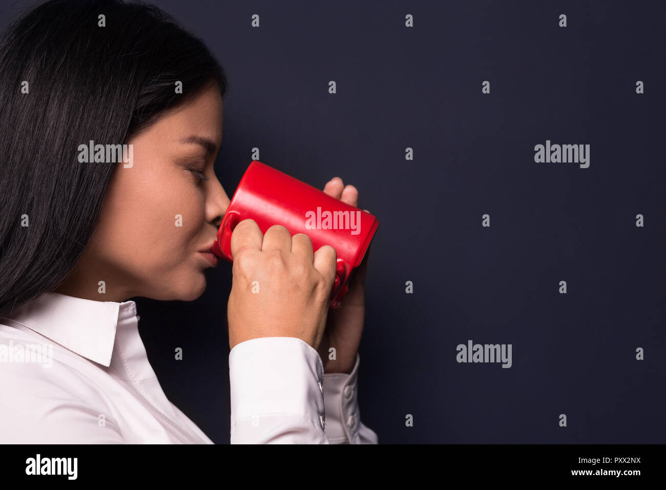 Businesswoman bénéficiant d'pause café holding red cup Banque D'Images