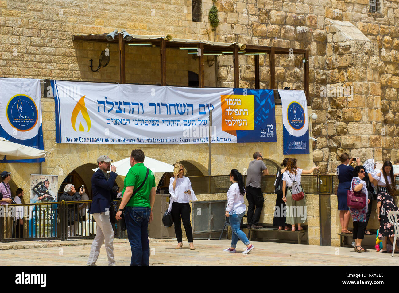 10 mai 2018 une grande affiche en hébreu annonçant une journée de commémoration de la libération du pays des Nazis pend sur le mur occidental à Jerusale Banque D'Images