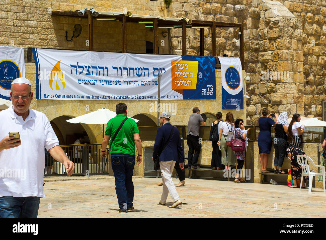 10 mai 2018 une grande affiche en hébreu annonçant une journée de commémoration de la libération du pays des Nazis pend sur le mur occidental à Jerusale Banque D'Images