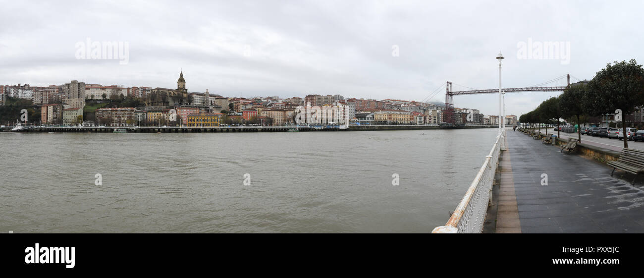 Une vue de la promenade de la rivière de Bilbao, avec l'antenne pont Vizcaya (Puente de Vizcaya) sur le fleuve Nervion dans une journée d'hiver nuageux, Espagne Banque D'Images