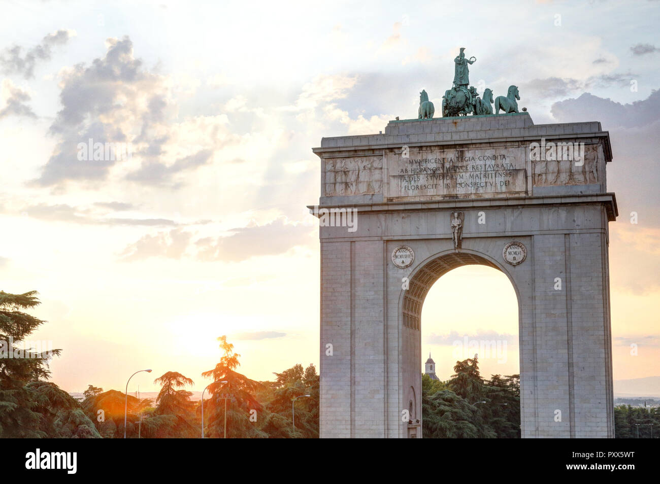 Le passage de la mémoire (Arco de la Vitoria), construit par le régime franquiste fasciste, dans la région de Retiro, Madrid, lors d'un coucher de soleil d'été Banque D'Images