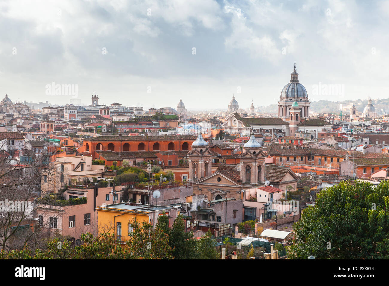 Des toits de Rome, Italie. Dôme de San Carlo al Corso église basilique vue dominante comme une Banque D'Images