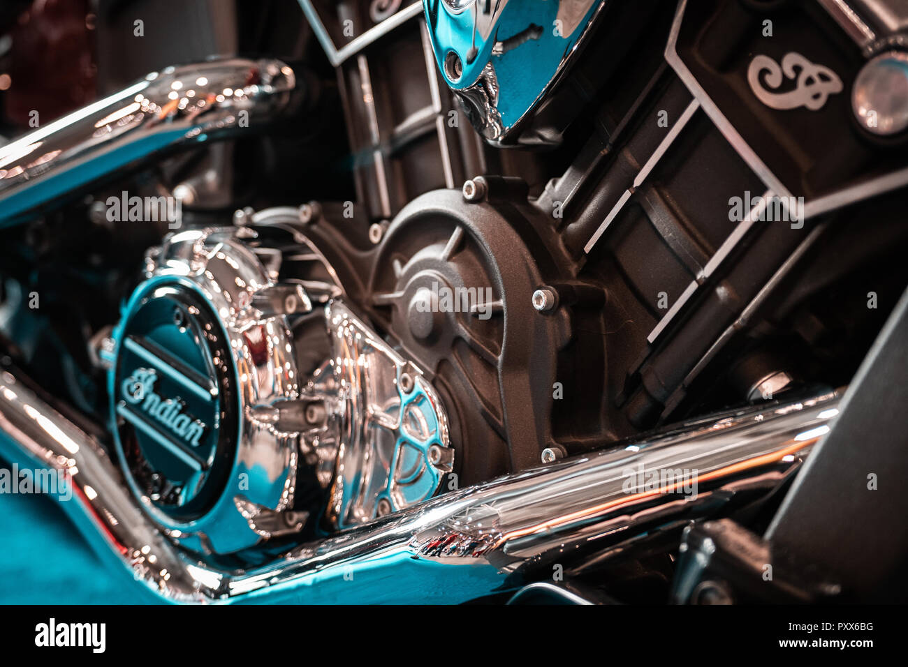 Détails de la conception du moteur, radiateur de moto sur mesure en Italie, Rome. Les pièces noires, les tuyautages chrome Banque D'Images