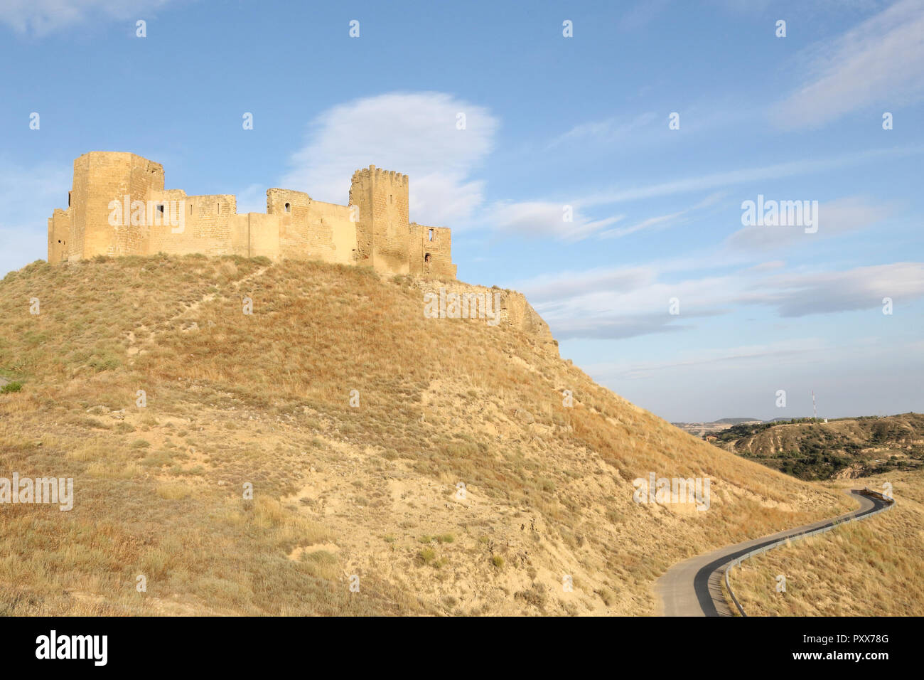 Un paysage de la cité médiévale château Montearagon abandonnés, placés au-dessus d'une colline parmi les champs de culture cultivée, dans un après-midi d'été, dans la région de l'Aragon, Espagne Banque D'Images