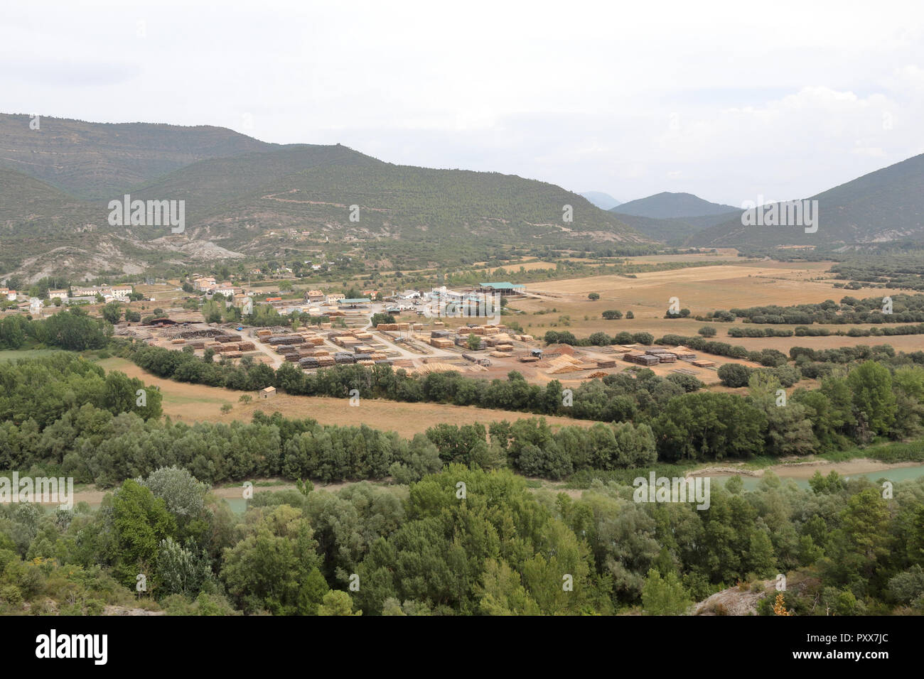 Un paysage de montagnes rocheuses et champs de culture avec Santa Maria y la Peña ville rurale, vue de Mallos de Riglos, dans les Pyrénées, Aragon, Espagne Banque D'Images