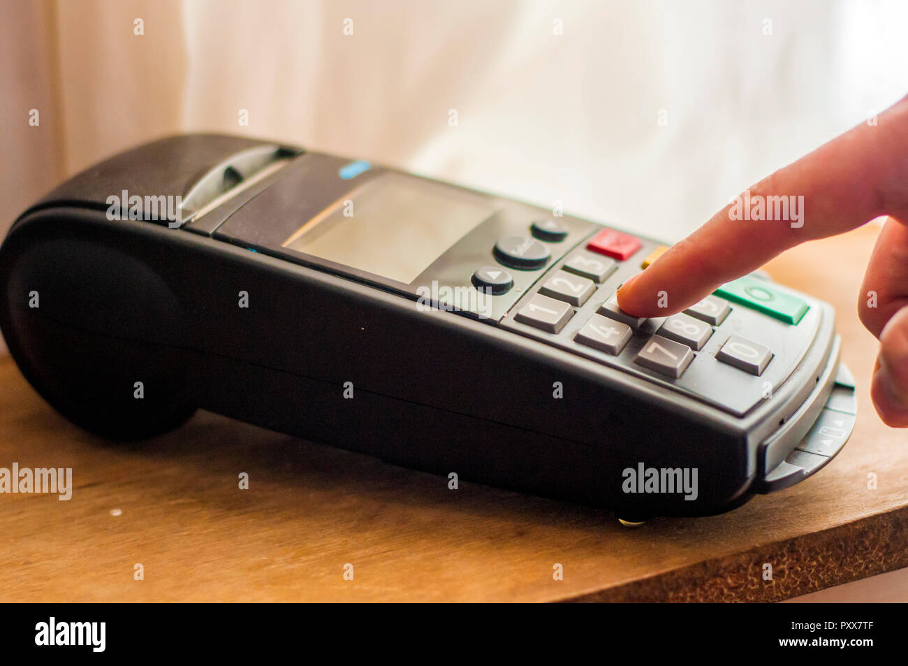 Carte de paiement dans un terminal bancaire. Le concept de paiement ...
