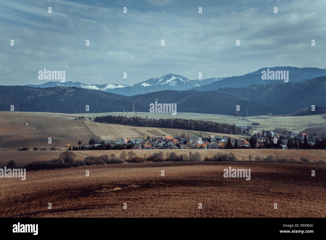 Domaine de l'Agriculture, beau paysage avec village et les montagnes. Banque D'Images