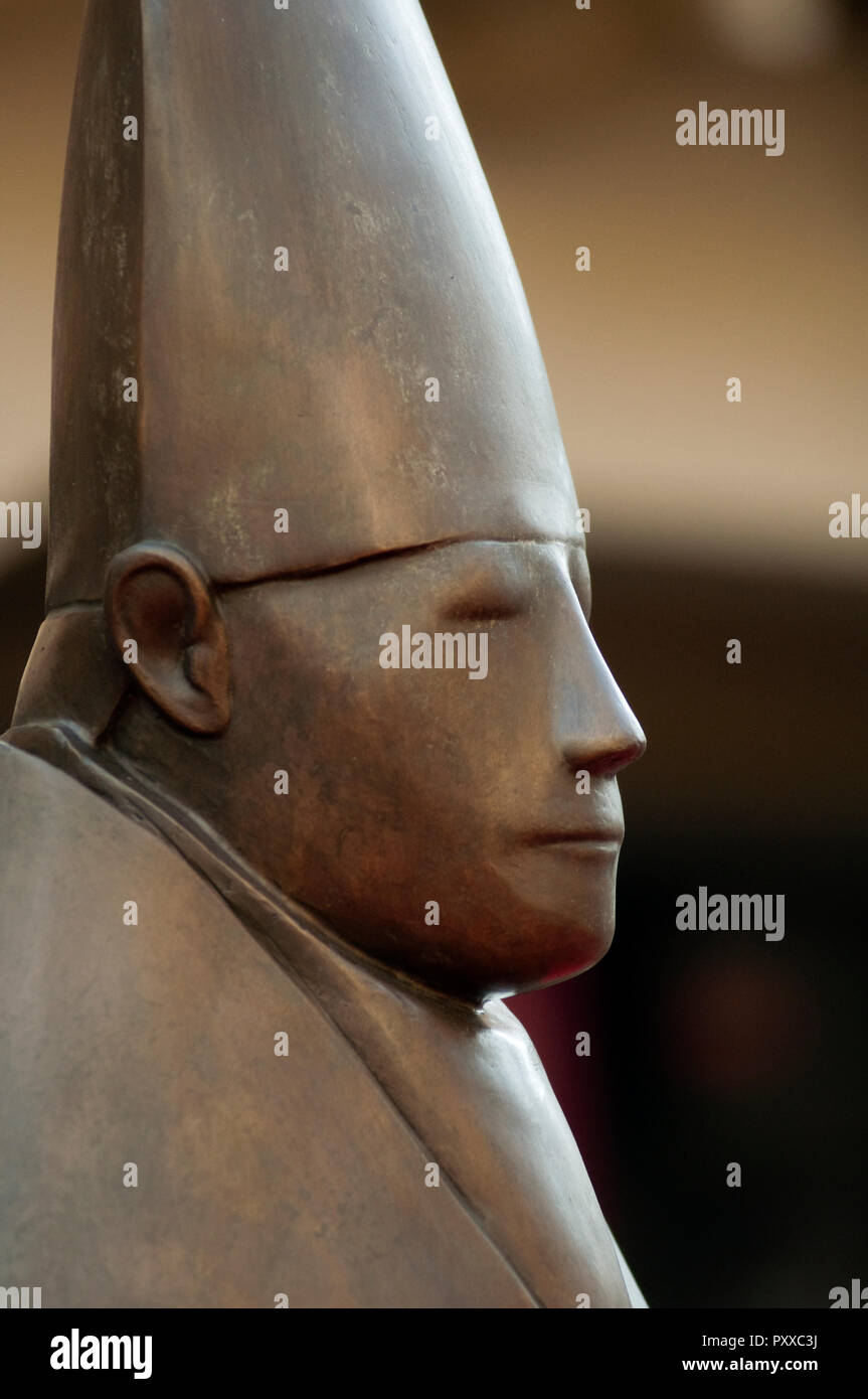 Sculpture en bronze assis par Giacomo Manzù, Cardinal Détail Banque D'Images
