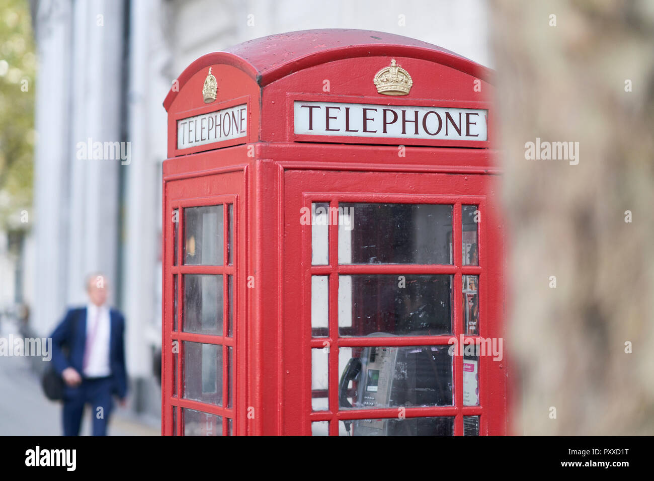 Classic UK Téléphone rouge fort. Banque D'Images