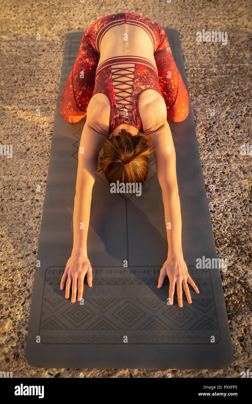 Woman practicing yoga, posture de l'enfant. Banque D'Images