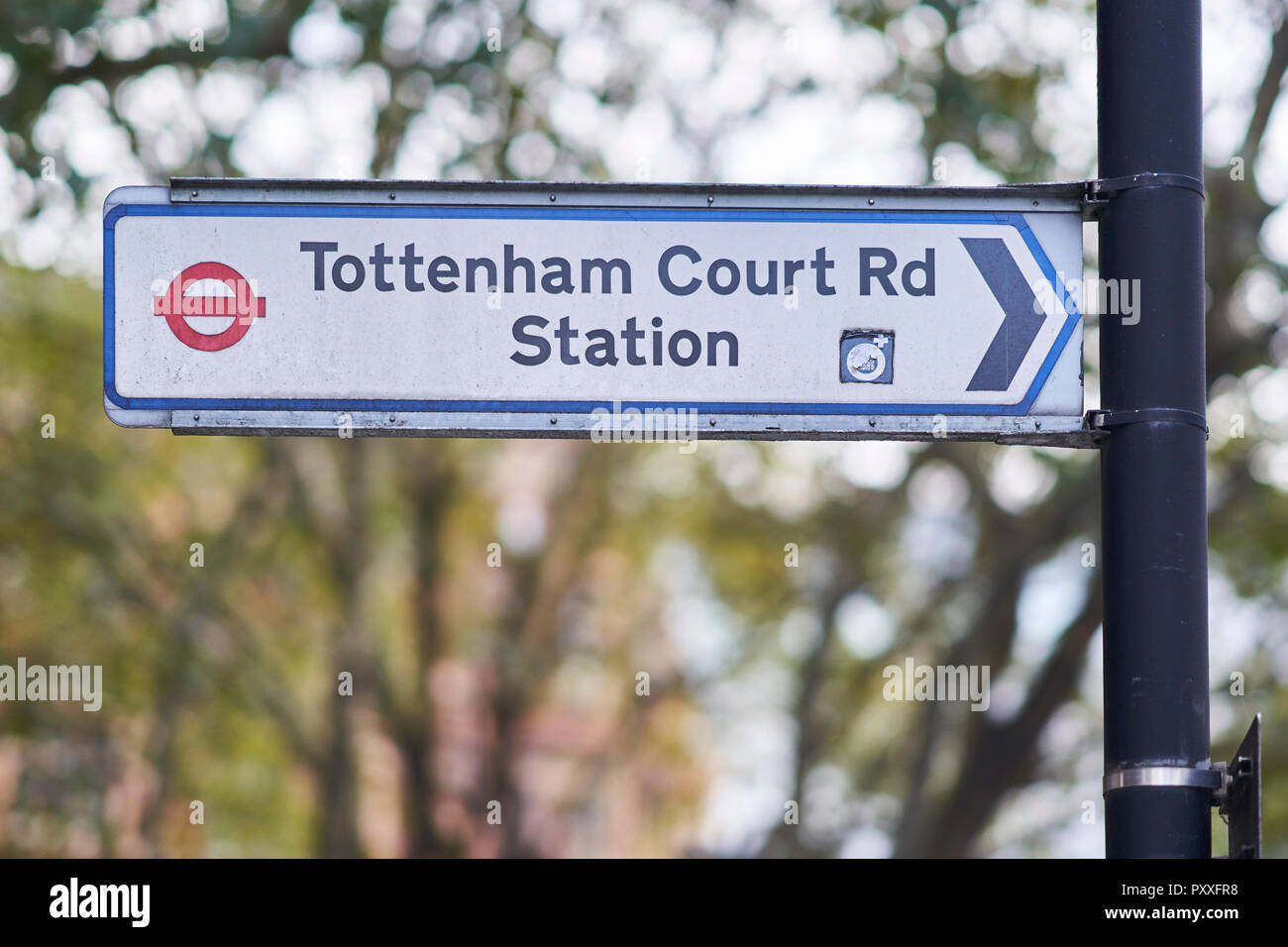 La station Tottenham Court Road Sign Banque D'Images