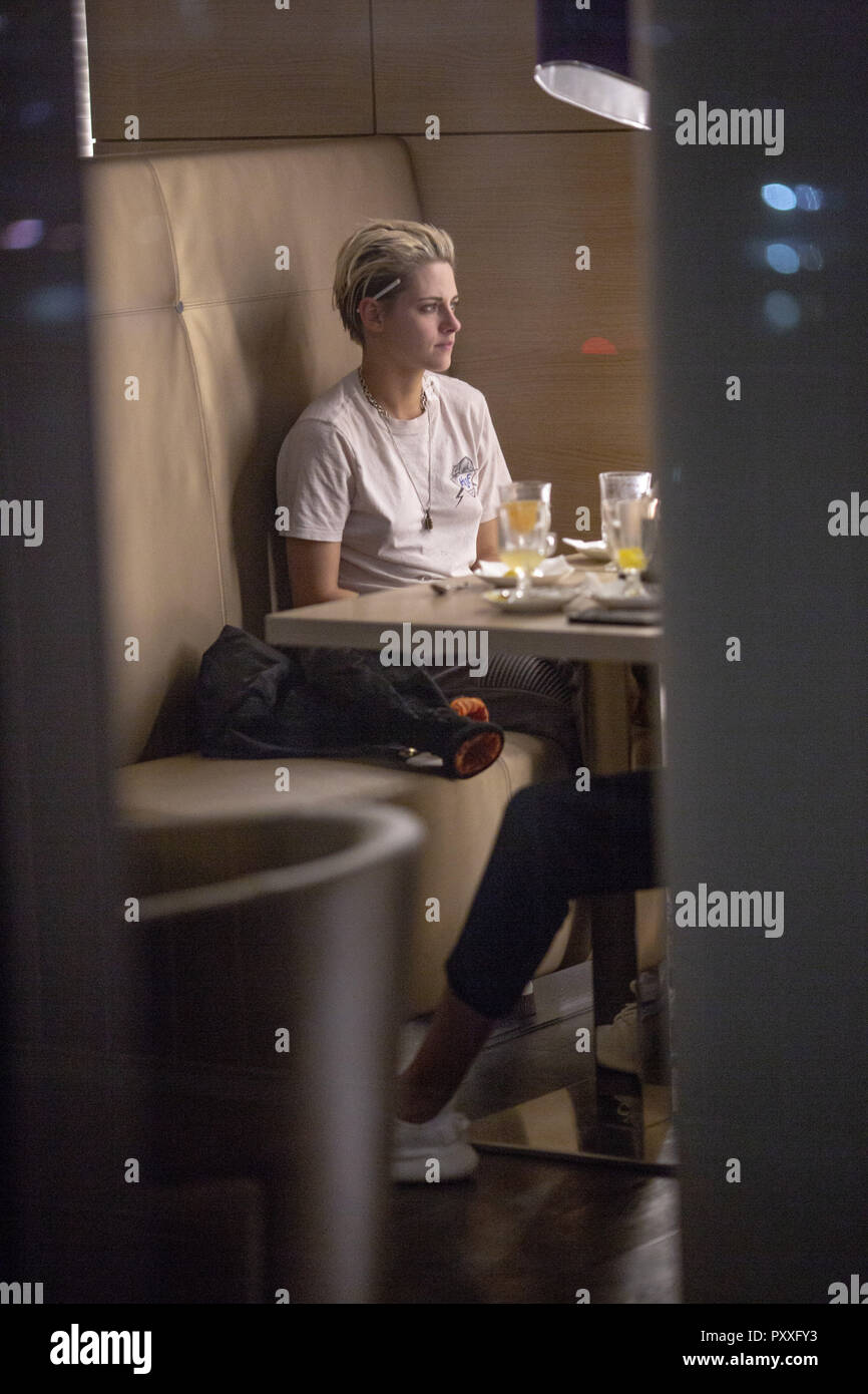 Hambourg. Allemagne. EXCLUSIF. Kristen Stewart se détendant dans un bar près de la zone des quais de Hambourg pour tourner des scènes de la prochaine franchise de films redémarrée « Charlie's Angels ». Le nouveau film qui sort en 2019. Stewart est co-vedette avec Elizabeth Banks, Sam Claflin, Naomi Scott, Ella Balinska et Patrick Stewart. 7 octobre 2018. Sous-titré le 9 octobre 2018. Ref:LMK57-S1835-091018 Peter Sylent/Landmark Media Banque D'Images