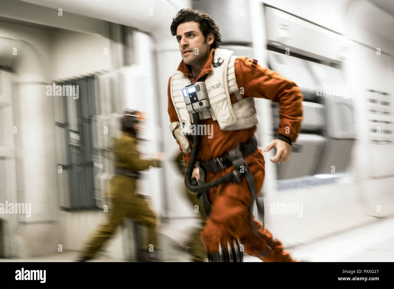 USA.Oscar Isaac dans le ©Walt Disney Studios nouveau film : Star Wars : Le dernier Jedi (2017) . Résumé : Après avoir pris ses premiers pas dans un monde plus vaste dans Star Wars : The Force s'éveille (2015), Rey continue son voyage épique avec Finn, Poe et Luke Skywalker dans le prochain chapitre de la saga. 22 septembre 2017 sous-titrée. Ref : CMT106-J784-220917 fourni par LMKMEDIA. Editorial seulement. Vue Support n'est pas le propriétaire du copyright de ces photos ou film plat mais fournit un service reconnu seulement pour les médias. pictures@lmkmedia.com Banque D'Images
