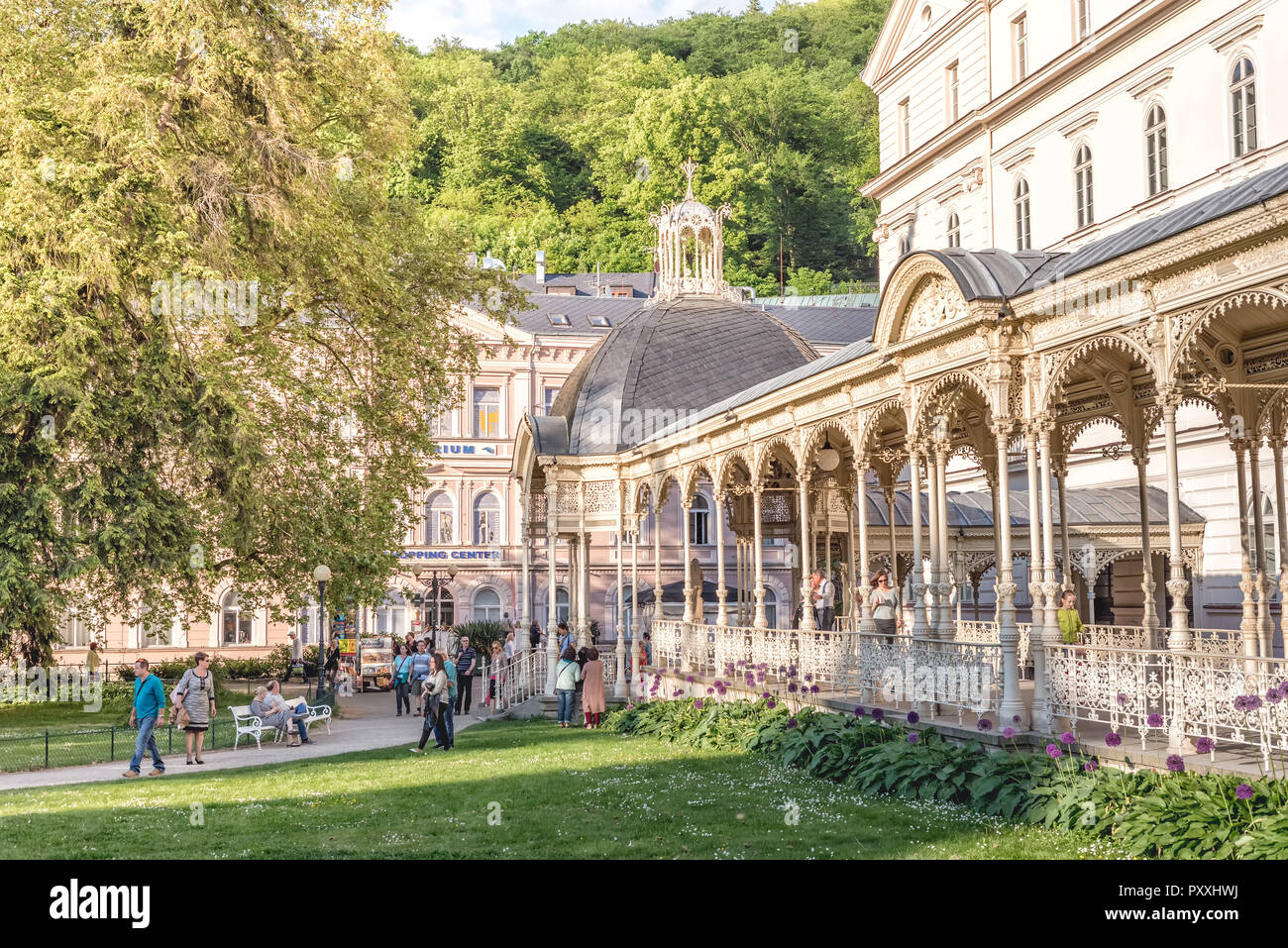 KARLOVY VARY, RÉPUBLIQUE TCHÈQUE - le 26 mai 2017 : Parc Printemps (colonnade Sadova kolonada). Banque D'Images