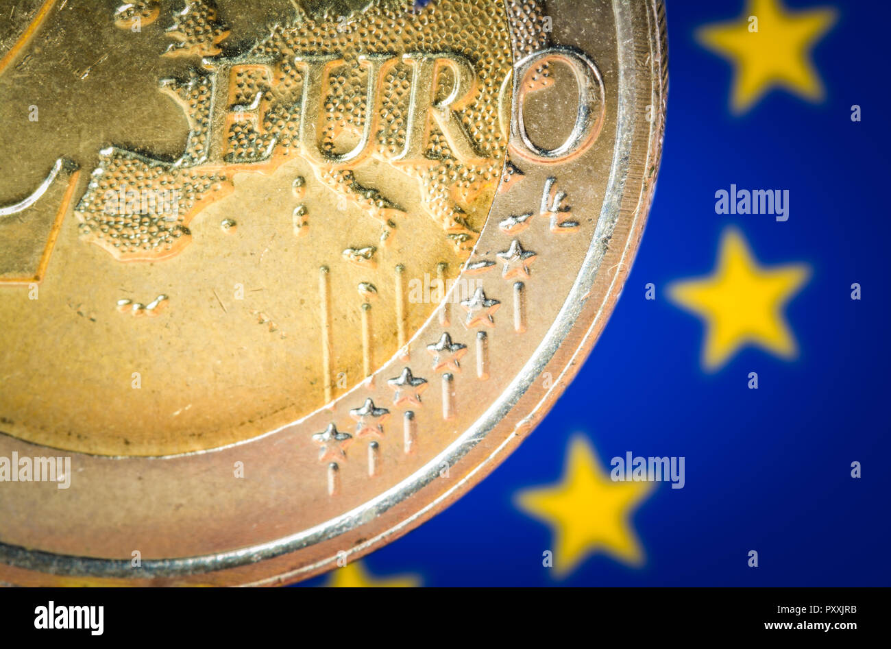 Pièce de 2 euros avec un drapeau de l'Union européenne sur l'arrière-plan Banque D'Images