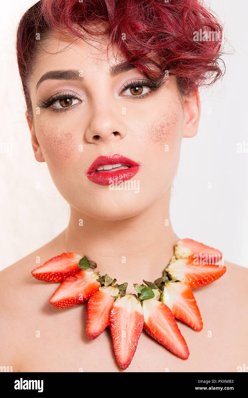 Belle femme rousse sexy à tout droit avec la bouche ouverte, ayant la  moitié de collier fraises, paillettes rouges sur les joues et enfanta  sholders, sur w Photo Stock - Alamy