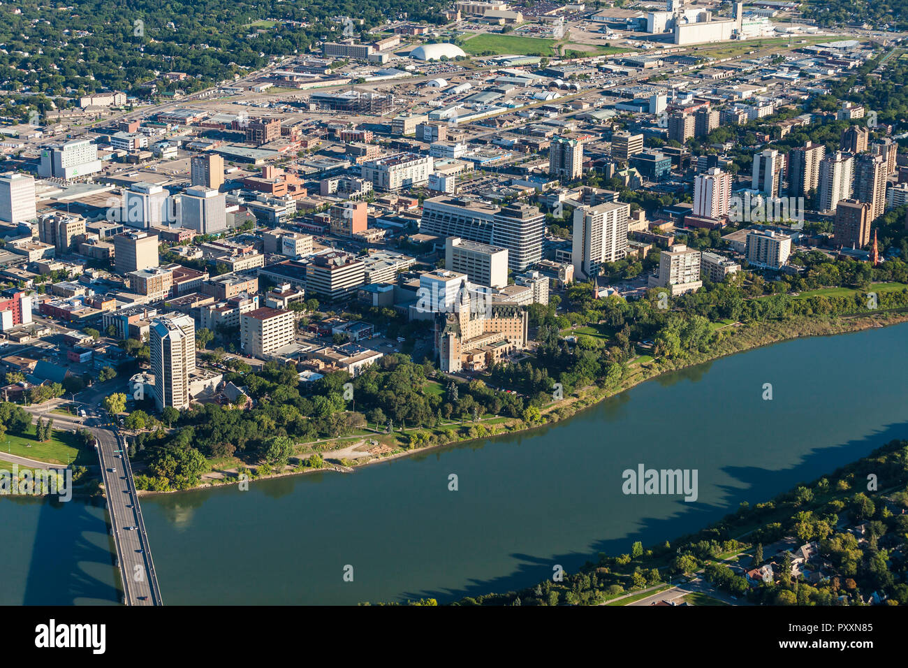 Vue aérienne de la ville de Saskatoon et de la rivière Saskatchewan Sud. Banque D'Images