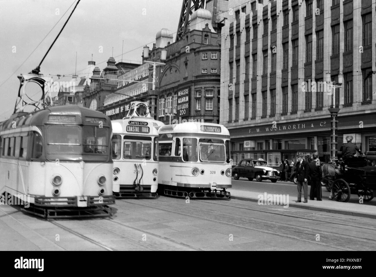 Années 1960 à Blackpool, Lancashire avec trois tramways pont extérieur magasin Woolworths (notez l'ancien des passants et le logo/livery). Banque D'Images
