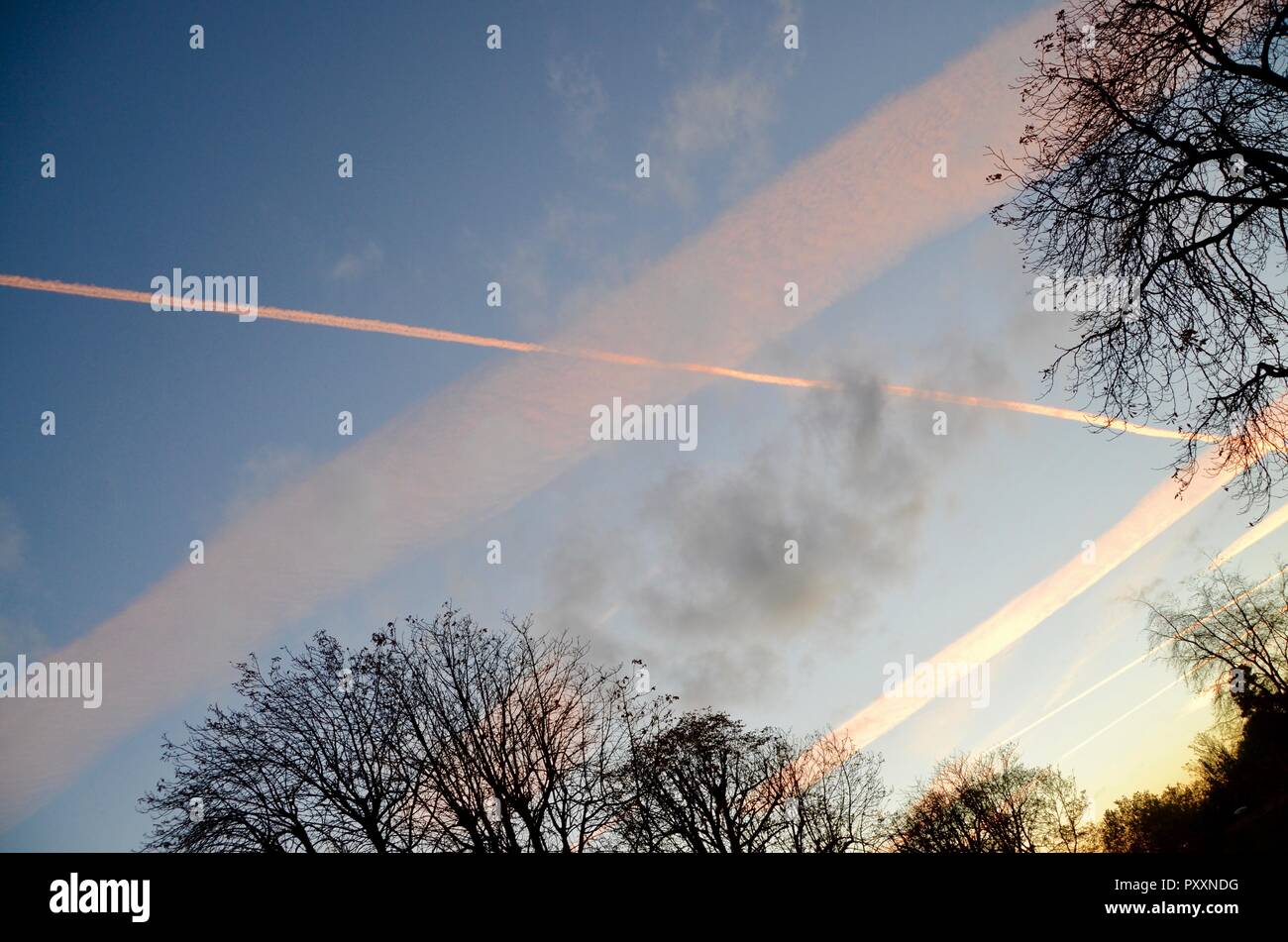 Les traînées de rose coloré par le coucher du soleil à gauche sur Londres Angleterre Banque D'Images