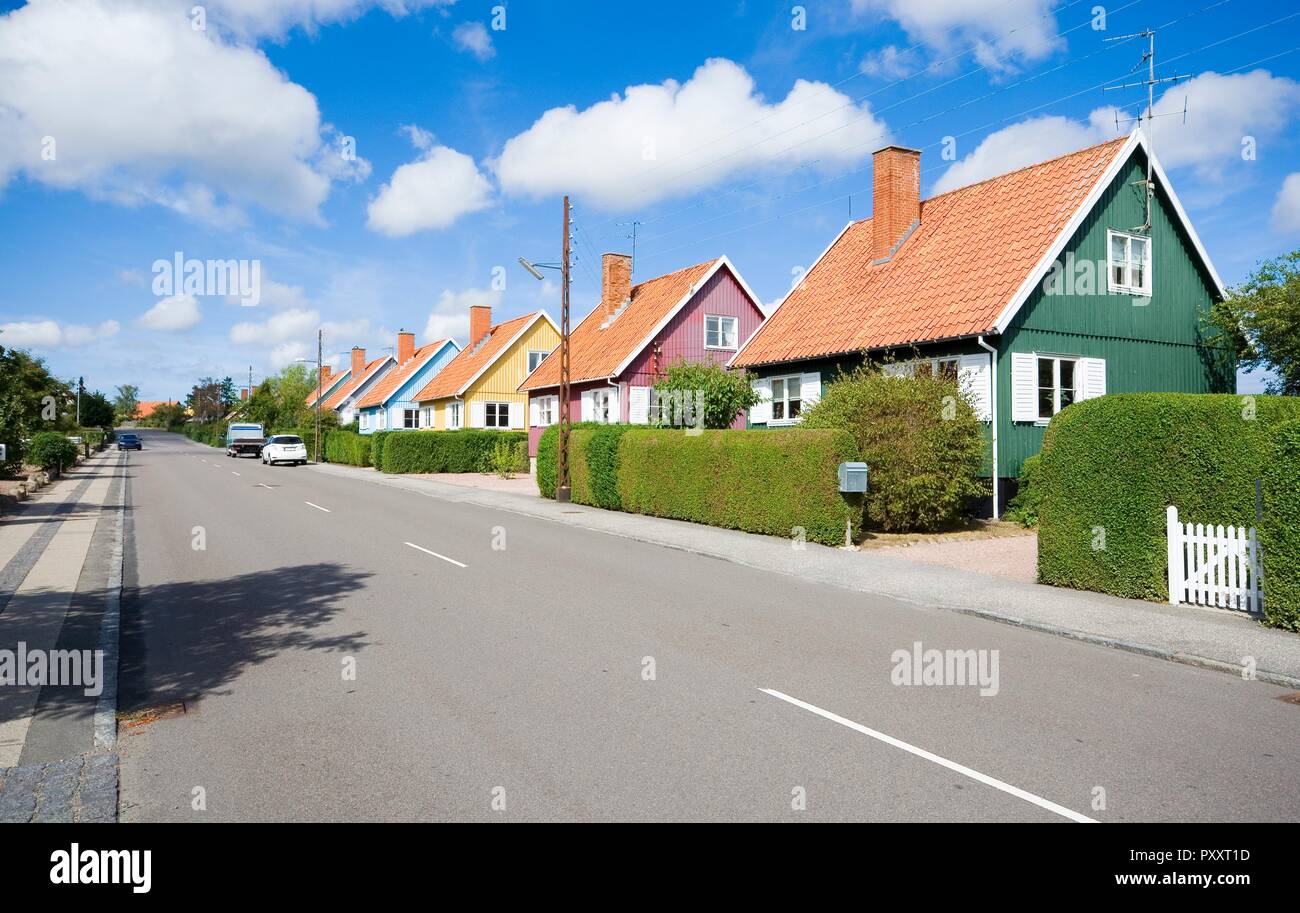 Maisons suédoises en bois coloré traditionnel dans la banlieue de Nexo, Bornholm, Danemark. Les maisons sont le cadeau d'État suédois après la fin de la Banque D'Images