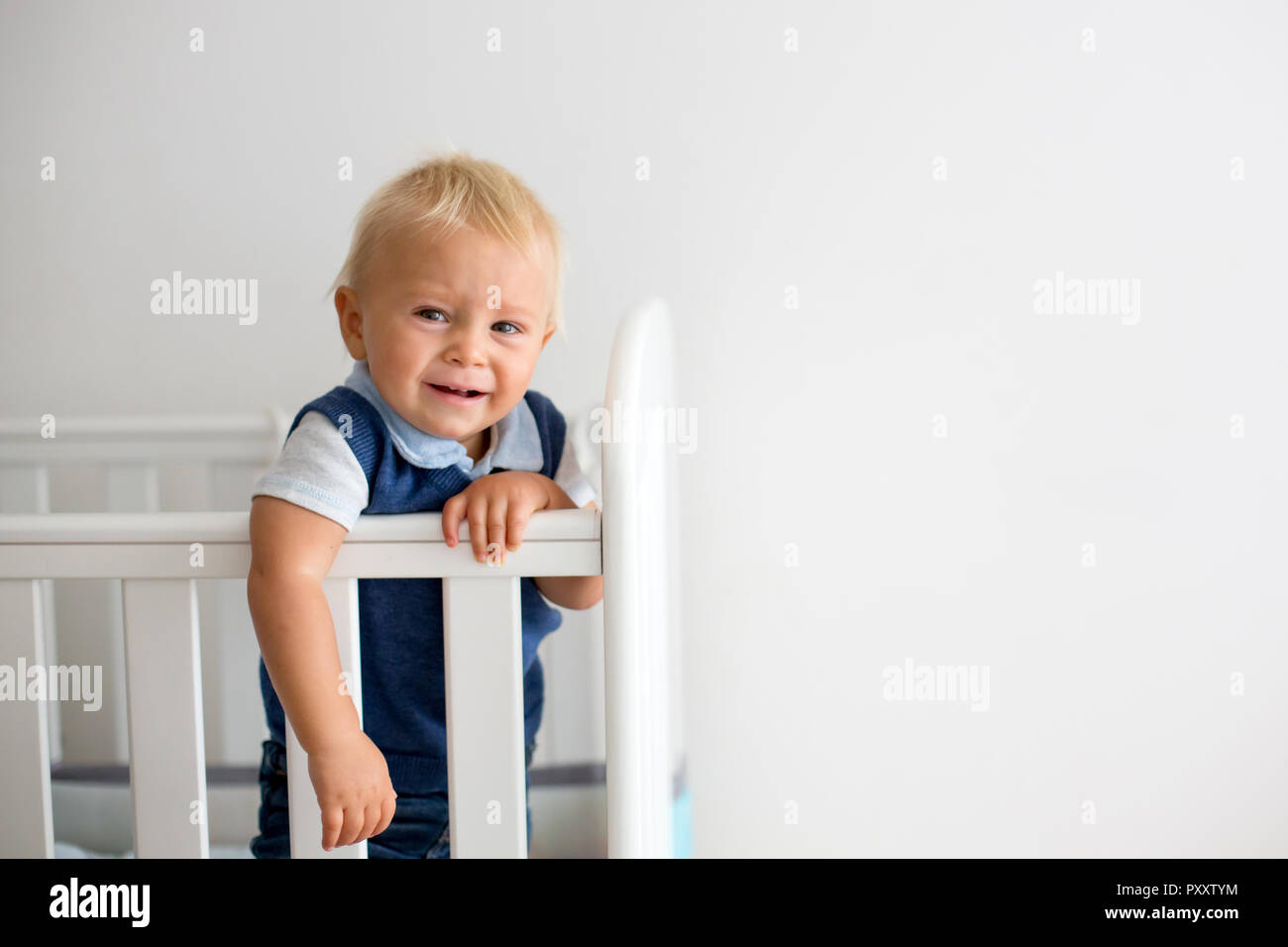 Triste Petit Bebe Garcon Bien Habille Se Sentir Malheureux Au Lit Bebe Regardant A Travers Les Barreaux Photo Stock Alamy