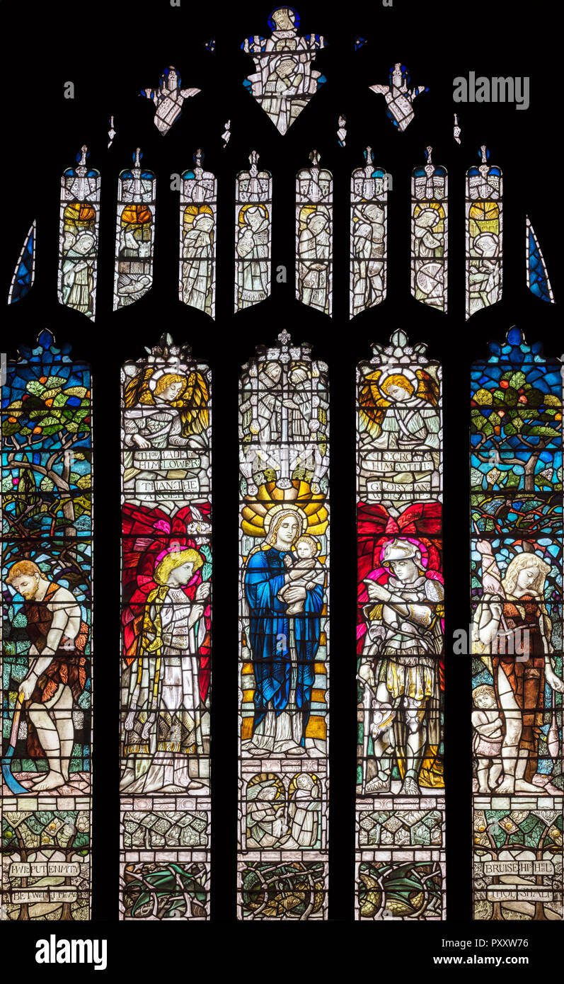 Christopher Whall's premier vitrail (1891) dans l'église St Mary, Stamford, UK Banque D'Images