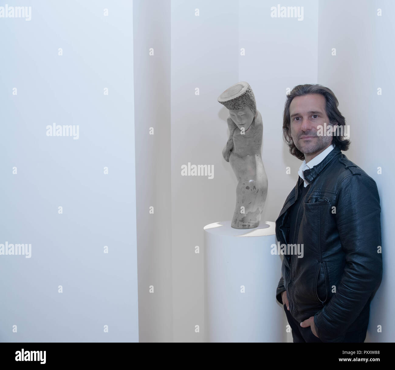 Galerie Louchard : De l'ouverture de l'exposition du sculpteur Pierre Cucca  à Paris France, mardi 23 octobre, 2018 Photo Stock - Alamy