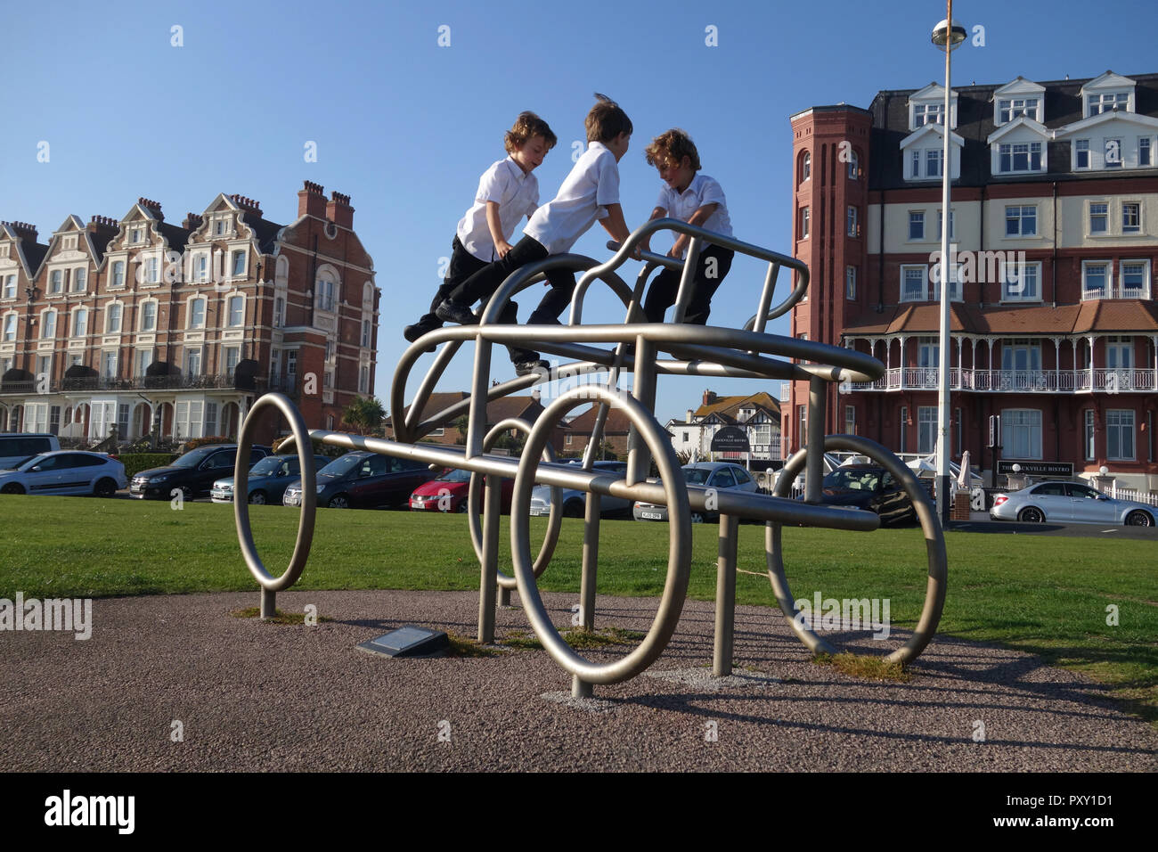 Sculpture honorant la naissance de la course automobile britannique à Bexhill-on-Sea, Royaume-Uni Banque D'Images